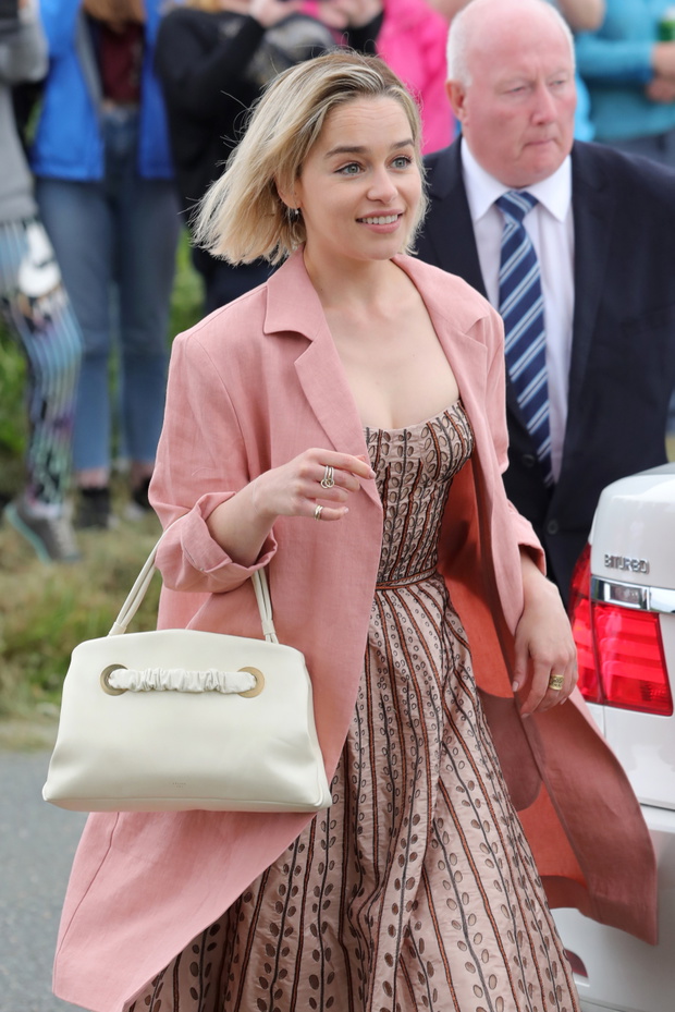 emilia-clarke-w-rozowym-plaszczu-7205a3c