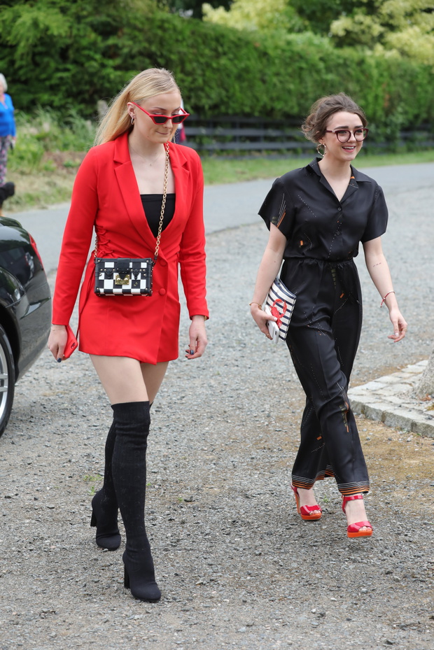 sophie-turner-na-czerwono-i-maisie-williams-w-czarnej-stylizacji-4795b0c
