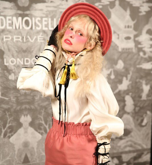 Petite Meller: lolita śpiewa