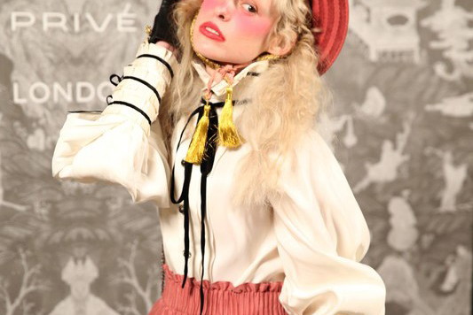 Petite Meller: lolita śpiewa