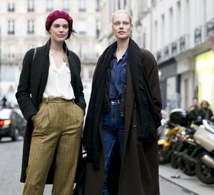 Street fashion: modelki off duty w Paryżu