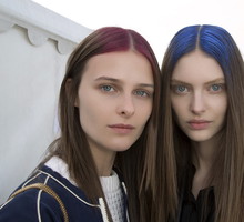 Modelki z kolorowymi przedziałkami