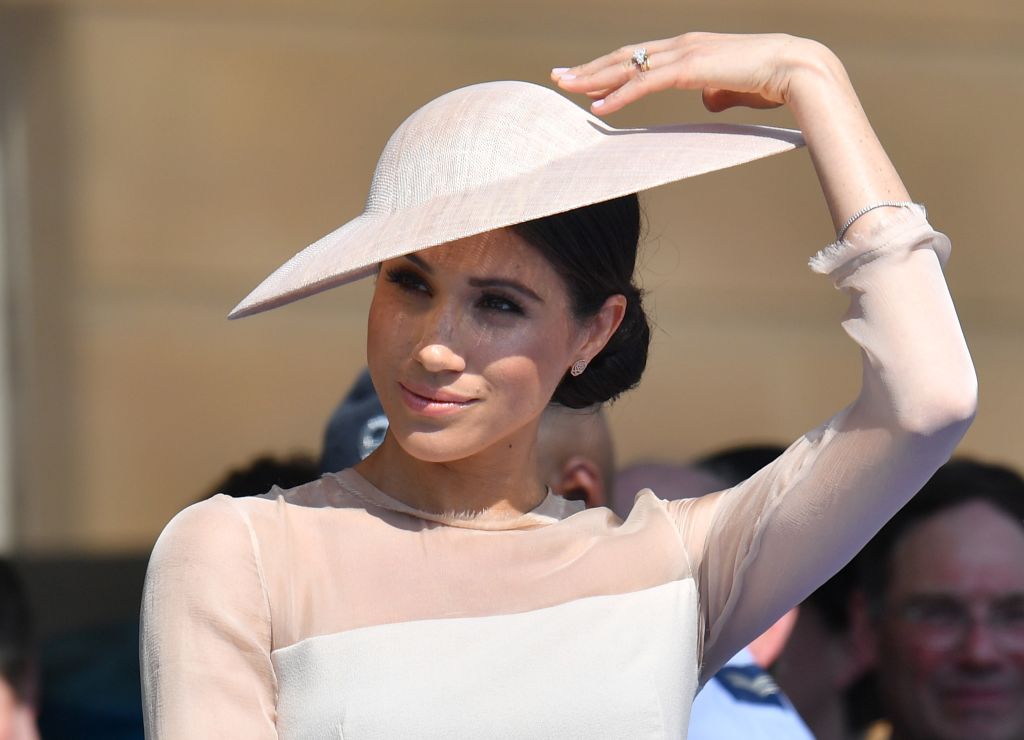 Meghan Markle w kapeluszu i pudrowej sukience
