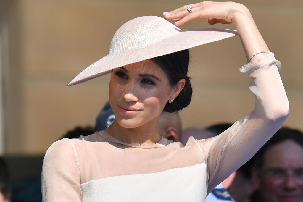 Meghan Markle w kapeluszu i pudrowej sukience