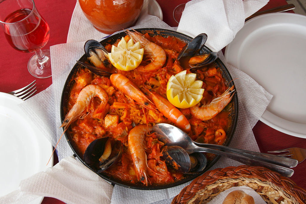 Paella z owocami morza i cytryną