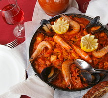 Paella z owocami morza i cytryną