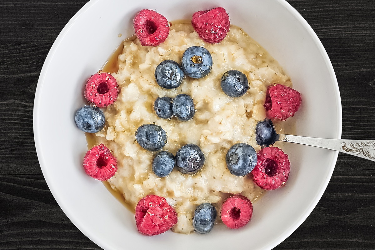 Dieta jaglana - zdrowe odchudzanie, fot. Fotolia1. Jaglanka na wodziePrzepis:200 g kaszy jaglanej2 szklanki wodyłyżka miodułyżka płynnego oleju kokosowegoszczypta cynamonuświeże owoceKaszę jaglaną przepłucz wrzątkiem, po czym przełóż ją do rondel