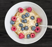 Dieta jaglana - zdrowe odchudzanie, fot. Fotolia1. Jaglanka na wodziePrzepis:200 g kaszy jaglanej2 szklanki wodyłyżka miodułyżka płynnego oleju kokosowegoszczypta cynamonuświeże owoceKaszę jaglaną przepłucz wrzątkiem, po czym przełóż ją do rondel