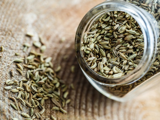 Dieta na płaski brzuch, fot. Fotolia15. Nasiona kopru włoskiegoNasiona kopru to nowy superfood, który doskonale wspomaga trawienie i zapobiega wzdęciom. Wszystko za sprawą zawartych w nim fitoskładników odżywczych, skoncentrowanych olejków lotnych oraz