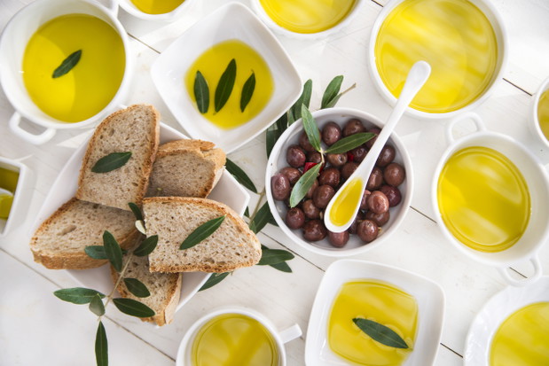 Dieta na płaski brzuch, fot. Fotolia8. Oliwa z oliwekProzdrowotna moc oliwy z oliwek została doceniona już w starożytności. Tłuszcz ten jest bowiem jednonienasycony, co oznacza, że pomaga kontrolować poziom cukru we krwi i ogranicza odkładanie się tłusz