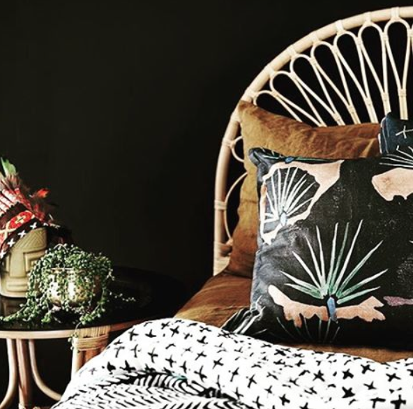 Kobiece sypialnie: łóżka ze stylizowanymi zagłówkami