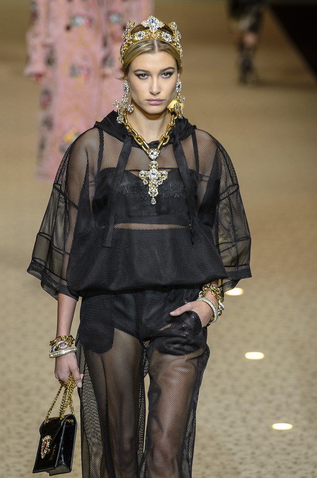Hailey Baldwin na pokazie Dolce & Gabbana