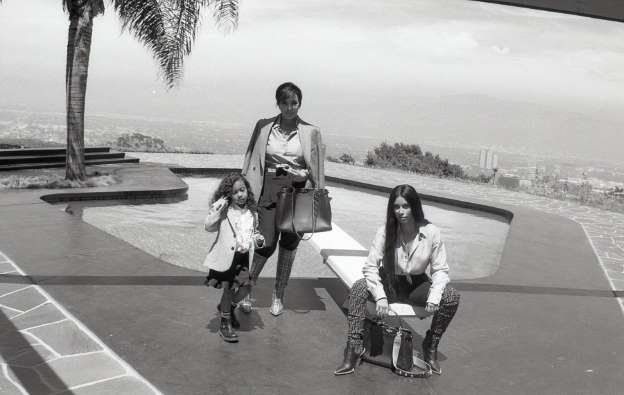 Kris Jenner, North West i Kim Kardashian w Fendi Peekaboo