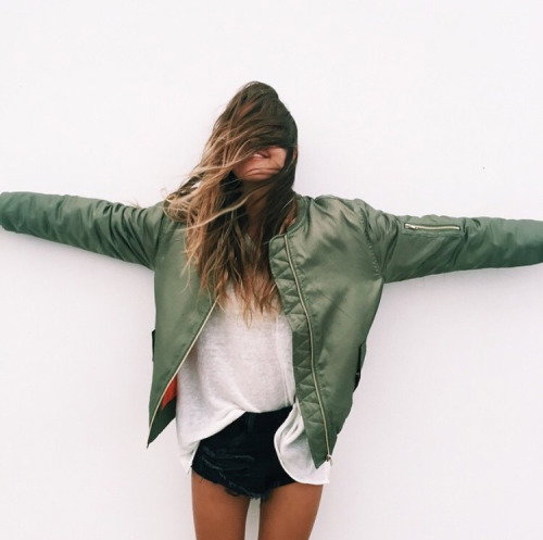 Kurtka bomber w social mediach trendy 2016
