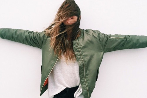 Kurtka bomber w social mediach trendy 2016