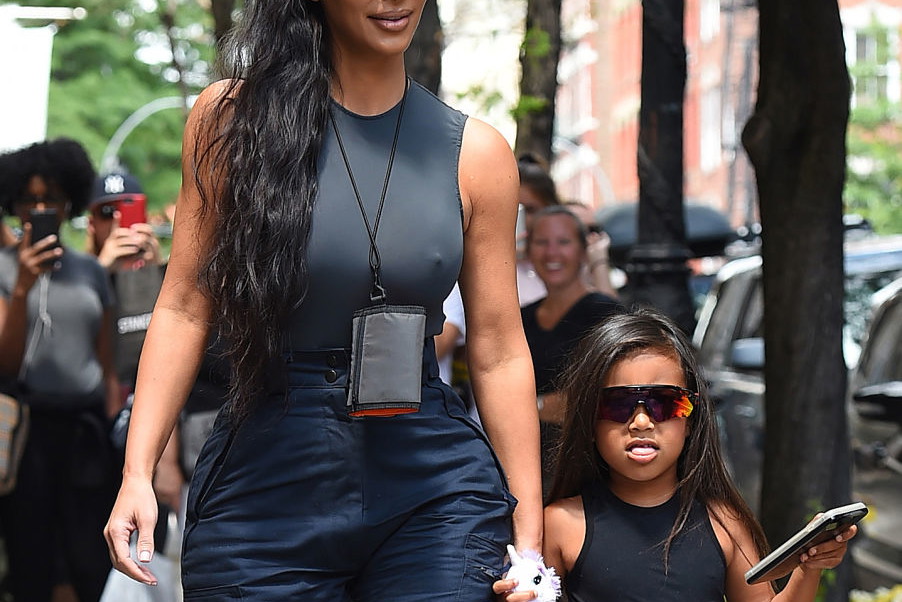 Kim Kardashian i North West w okularach na rower