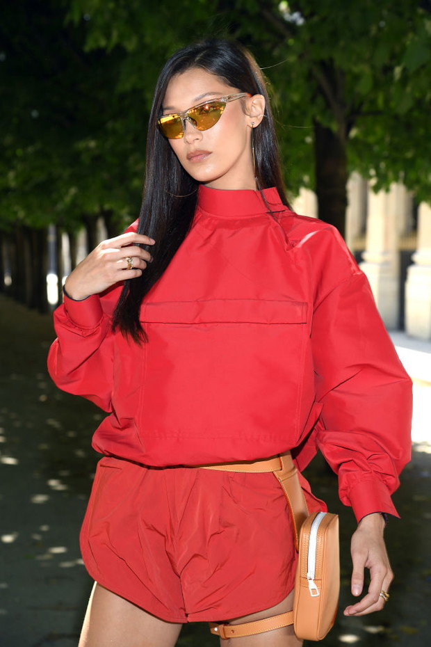 Bella Hadid w przeciwsłonecznych okularach rowerowych