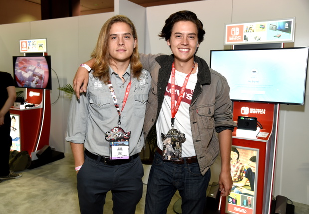 dylan-sprouse-i-cole-sprouse-w-sekcji-nintendo-na-e3-gaming-convention-w-los-angeles-czerwiec-2017-c7b8454