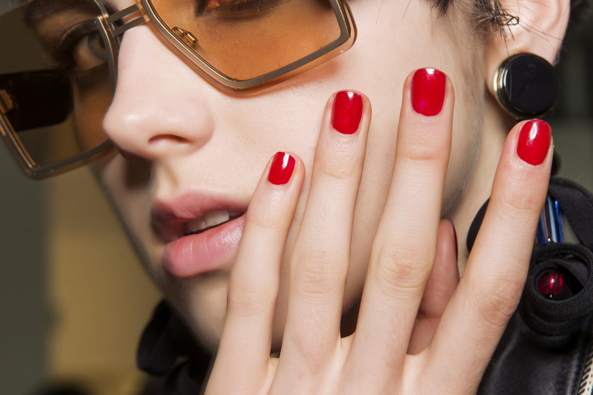 Czerwony lakier do paznokci, pokaz Giorgio Armani