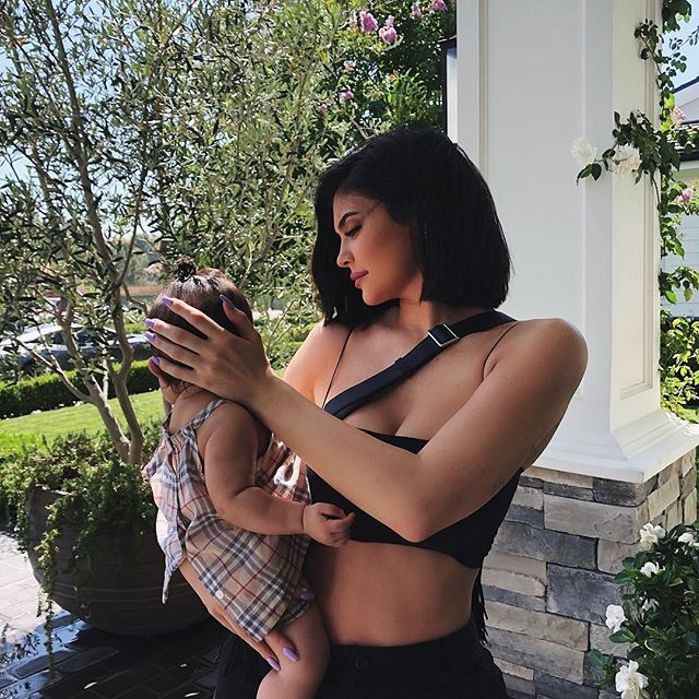 Kylie Jenner znów wywołała burzę w internecie. Mała Stormi już ma przekłute uszy