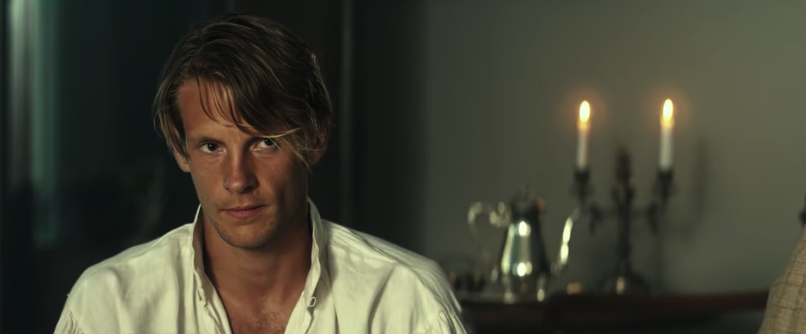 Sebastian Fabijański w teledysku Korteza "Stare drzewa" do filmu "Kamerdyner"