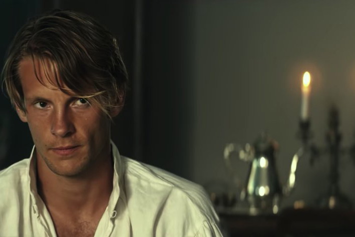 Sebastian Fabijański w teledysku Korteza "Stare drzewa" do filmu "Kamerdyner"