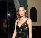 Gwiazdy w sukienkach w kwiaty. Alexa Chung na premierze kolekcji Erdem x H&M w Los Angeles, 18.10.2017.