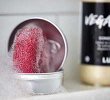 Zapachowy "suchy" szampon Lush