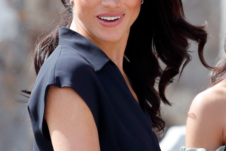 Meghan Markle złamała protokół! Księżna Sussex przez przypadek pokazała bieliznę