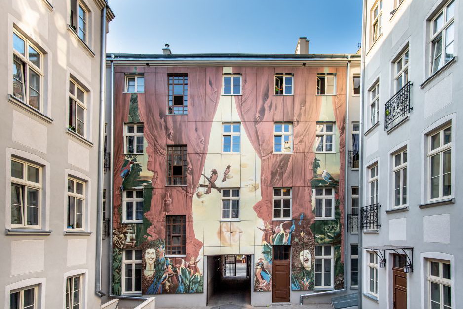 Podwórko w Łodzi - murale na kamieniu Więckowskiego 4