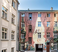 Podwórko w Łodzi - murale na kamieniu Więckowskiego 4