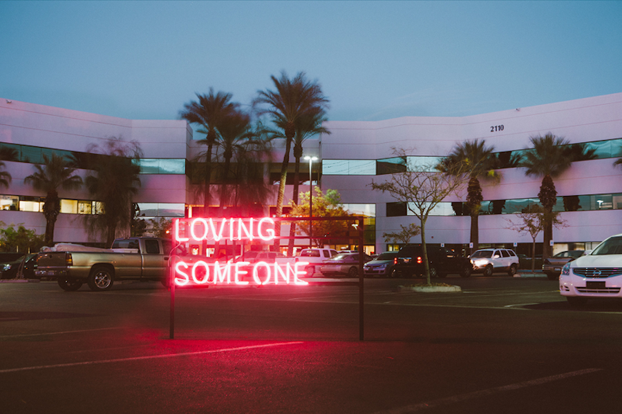 Inspirujące neony promujące nową płytę zespołu The 1975