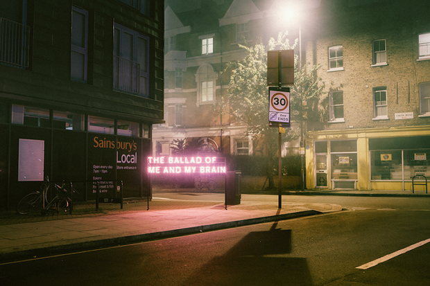 Inspirujące neony promujące nową płytę zespołu The 1975