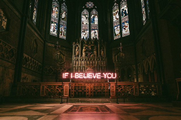 Inspirujące neony promujące nową płytę zespołu The 1975