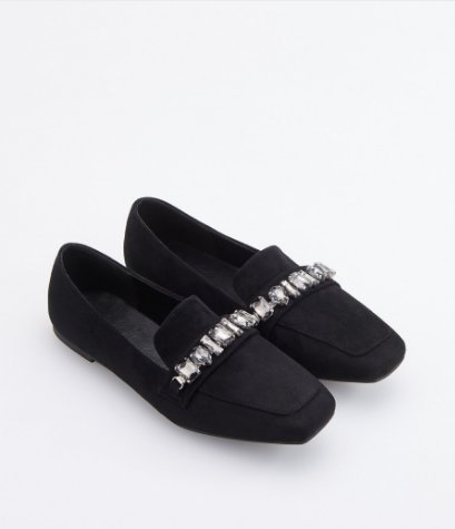 Buty na jesień do 100 zł: loafersy z biżuteryjną ozdobą