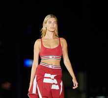 Hailey Baldwin otworzyła ostatni pokaz Tommy Hilfiger TommyNow jesień-zima 2018/2019