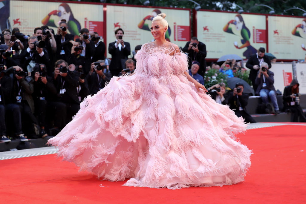Kreacja Lady Gagi na Festiwalu Filmowym w Wenecji była uszyta z różówych piór