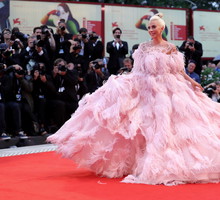 Kreacja Lady Gagi na Festiwalu Filmowym w Wenecji była uszyta z różówych piór