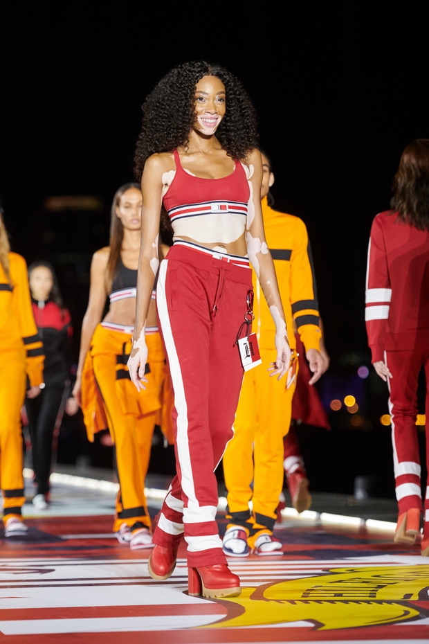 winnie-harlow-pokaz-tommy-hilfiger-tommynow-jesien-zima-2018-2019-b665f3d