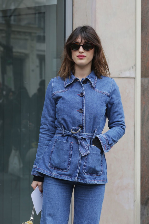 Jeanne Damas w dżinsowym komplecie
