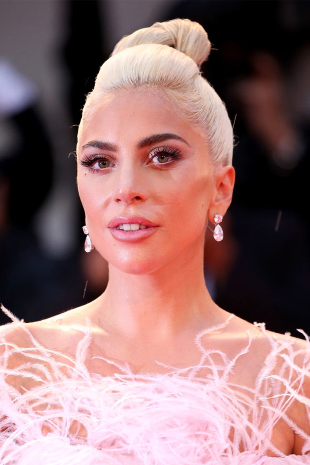 Makijaż i fryzura Lady Gagi do drugiej stylizacji na Festiwalu Filmowym w Wenecji