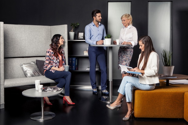 Polska Moda MTP, materiał partnera, Fot. od lewej: Martyna Chmielewska (biała marynarka High Fashion, spodnie EZURI, czółenka ELITE by NORD, bransoletka SEYES), Rafał Maślak (koszula KASTOR, spodnie Sempre, półbuty ręcznie szyte MEKA by NORD), Agnieszka B