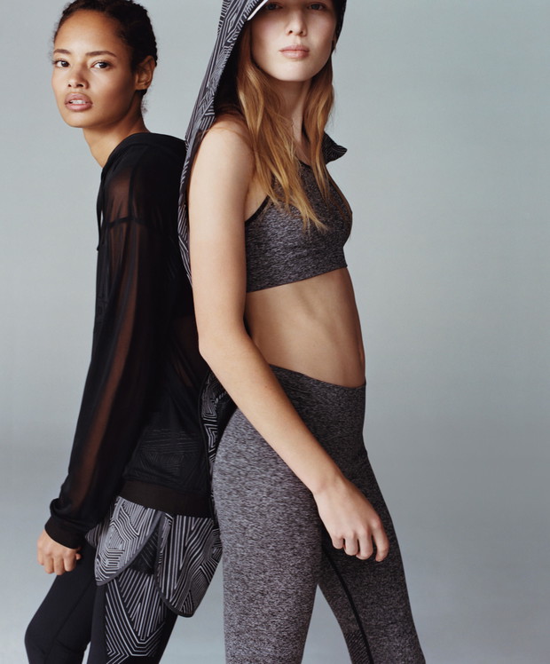 Ivy Park - poznaj ceny nowej kolekcji Beyoncé i Topshop!, czarna przezroczysta bluza 249 zł, fot. serwis prasowy