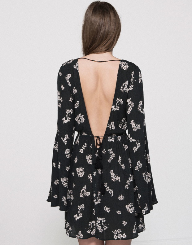 Sukienka z dekoltem V, Pull&Bear 119 zł, fot. mat. prasowe