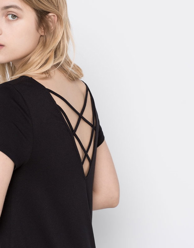 Sukienka z dekoltem V, Pull&Bear 49,90 zł, fot. mat. prasowe