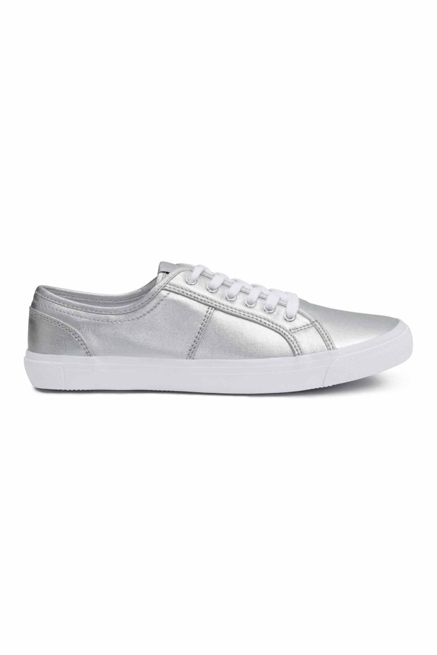 Metaliczne buty trendy 2016, H&M, 79,90 zł, fot. hm