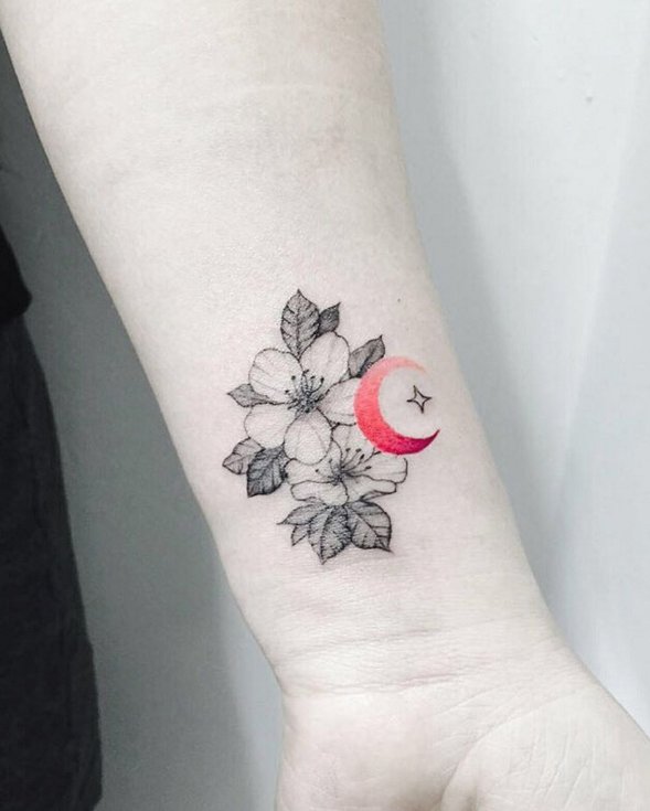 Tatuaże kwiaty, tatuaże rośliny, fot. instagram.com/tattooer_sawori