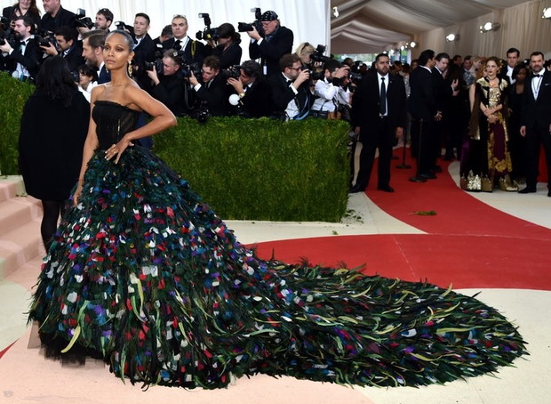 Met Gala 2016: Zoe Saldana w sukni Dolce & Gabbana, fot. East News