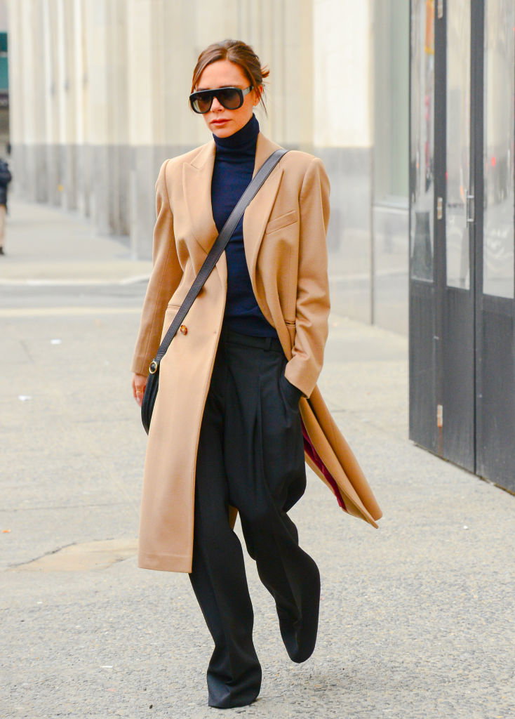 Victoria Beckham w camelowym płaszczu