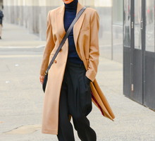 Victoria Beckham w camelowym płaszczu